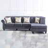 Ecksofa aus grauem Stoff mit Blumen und Kissen