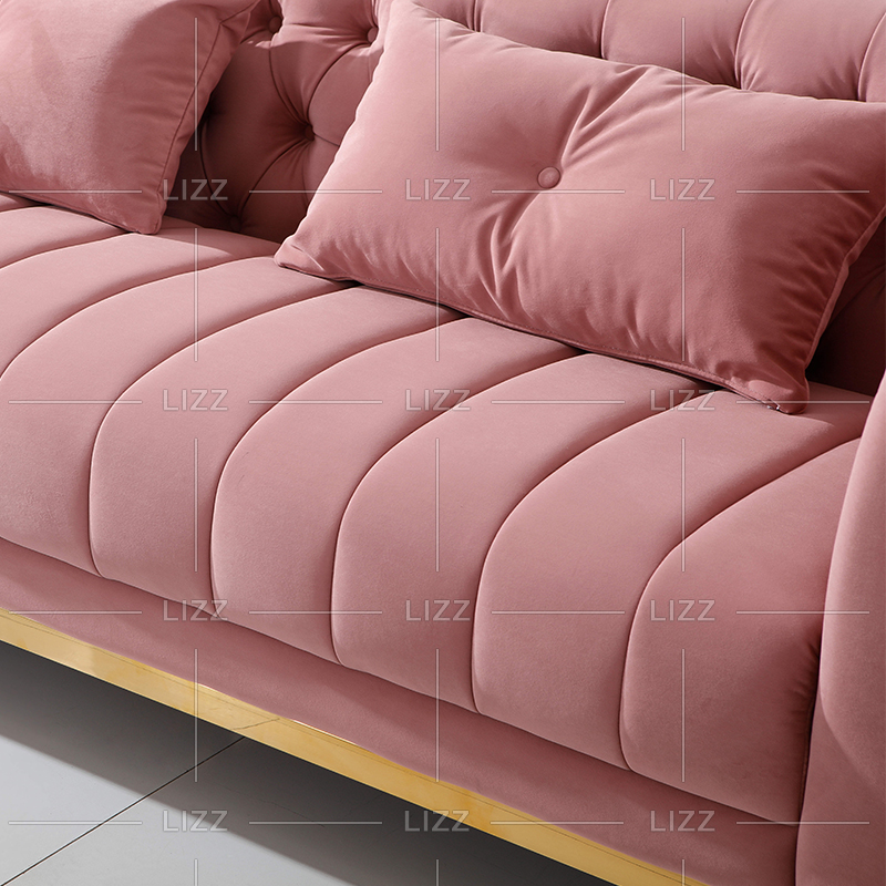 Hochwertiges Chesterfield-Stoffsofa mit goldenen Beinen
